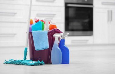 Mutfakta yerde temizlik malzemeleri ile Kova. Metin için alan