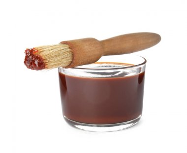 Beyaz arka plan üzerine basting fırça ile barbekü sosu Cam çanak