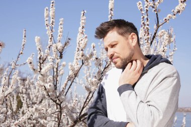 Adam mevsimsel alerji açık havada muzdarip, metin için alan