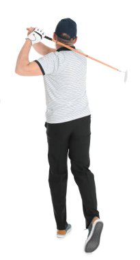 Beyaz arka planda golf oynayan yaşlı adam