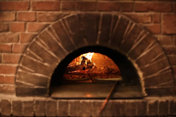 Yanan odun ve pizza kapalı tuğla fırın — Stok fotoğraf