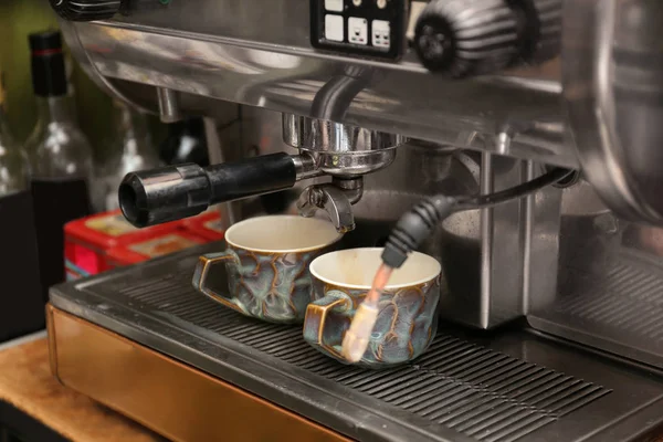 Preparación de café aromático fresco utilizando la máquina moderna en la cafetería — Foto de Stock