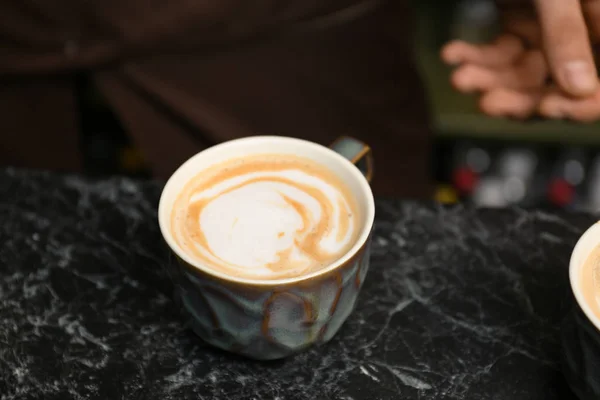 Secangkir kopi aromatik segar di atas meja di kafe — Stok Foto