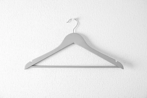 Leere Kleiderbügel an einer Lichtwand. Kleiderschrank-Accessoire — Stockfoto