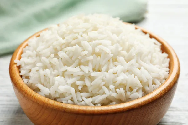Tigela de arroz branco cozido saboroso na mesa, close-up — Fotografia de Stock
