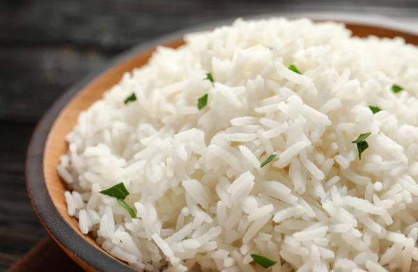 Prato de arroz branco cozido saboroso na mesa, close-up — Fotografia de Stock