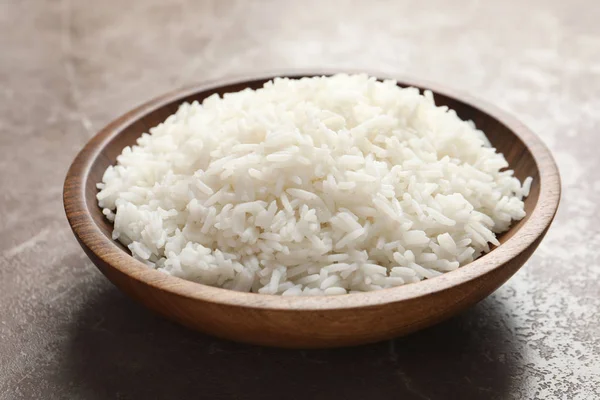 Prato de arroz branco cozido saboroso na mesa, close-up — Fotografia de Stock