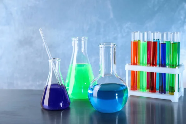 Verschiedene Gläser mit Proben auf dem Tisch im Chemielabor — Stockfoto