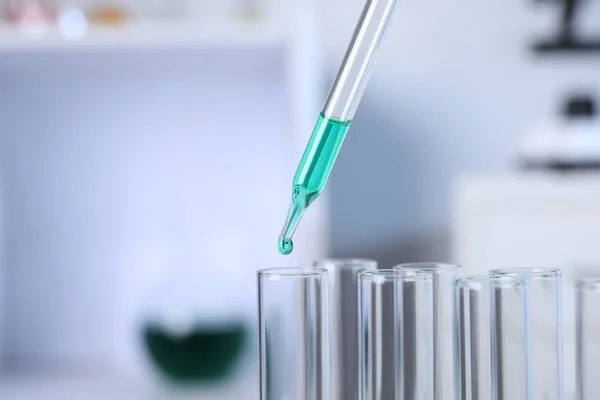 Dripping amostra em tubo de ensaio em laboratório de química, close-up — Fotografia de Stock