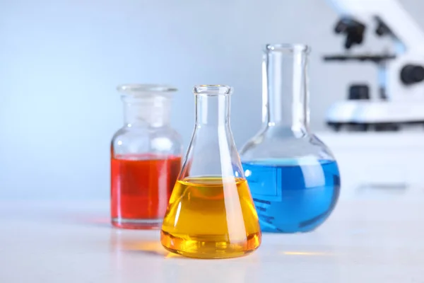 Verschiedene Gläser mit Proben auf dem Tisch im Chemielabor — Stockfoto