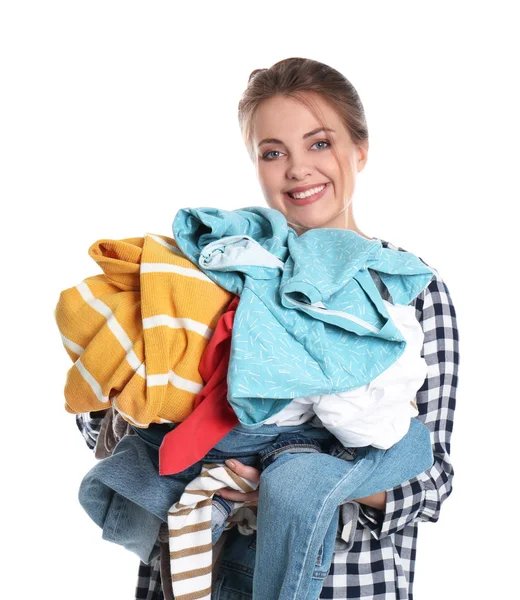 Mutlu genç kadın beyaz arka plan üzerinde kirli çamaşır yığını tutan — Stok fotoğraf