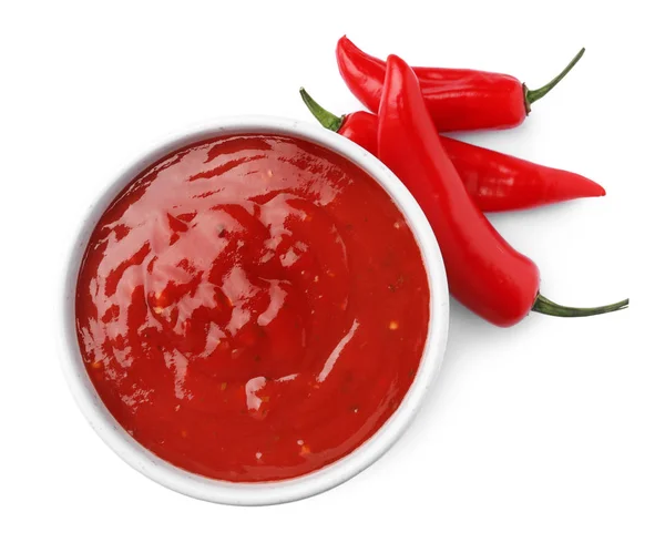 Schüssel mit roter Sauce und frischen Chilischoten isoliert auf weiß, von oben — Stockfoto
