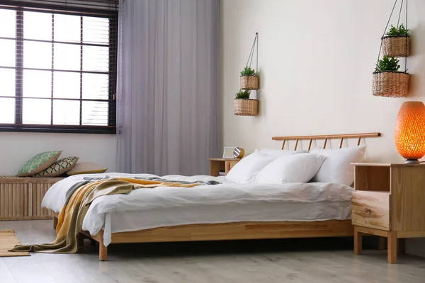 Rahat çift kişilik yatak ve pencere jaluzi ile modern oda iç — Stok fotoğraf