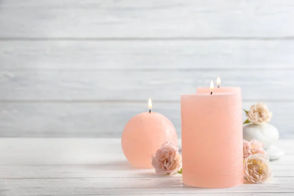 Queimando velas, pedras de spa e flores na mesa. Espaço para texto — Fotografia de Stock