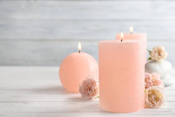 Queimando velas, pedras de spa e flores na mesa. Espaço para texto — Fotografia de Stock