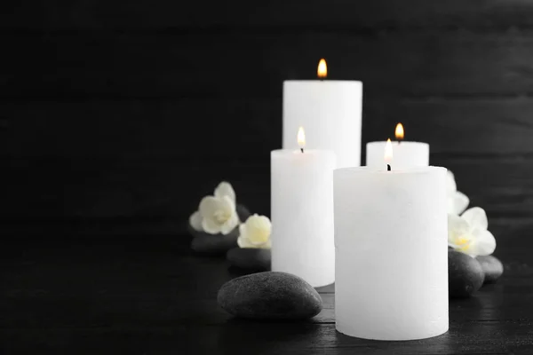 Queimando velas, pedras de spa e flores na mesa. Espaço para texto — Fotografia de Stock