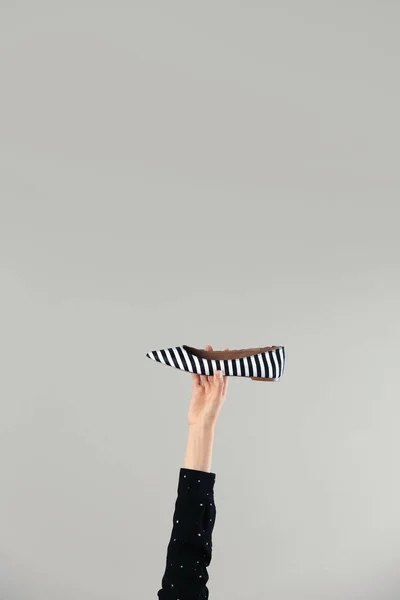 Mujer sosteniendo zapato con estilo sobre fondo claro, primer plano. Espacio para texto — Foto de Stock