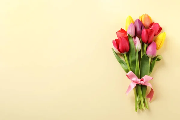 Mooi boeket van Lente Tulip bloemen op kleur achtergrond, Top View. Ruimte voor tekst — Stockfoto