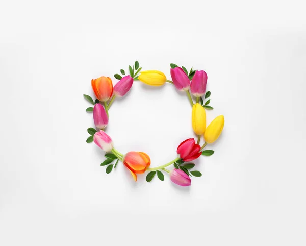 Rahmen aus schönen Frühlingsblumen auf weißem Hintergrund, Draufsicht. Raum für Text — Stockfoto