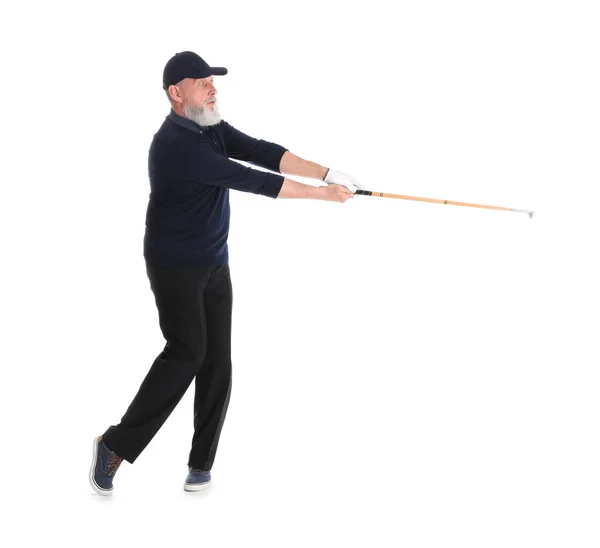 Homem sênior jogando golfe no fundo branco — Fotografia de Stock