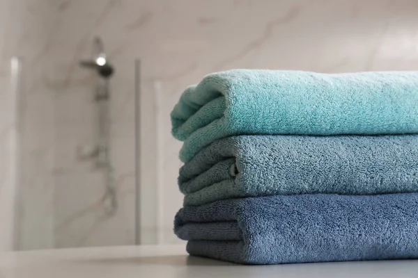 Empilement de serviettes propres sur la table dans la salle de bain, gros plan. Espace pour le texte — Photo