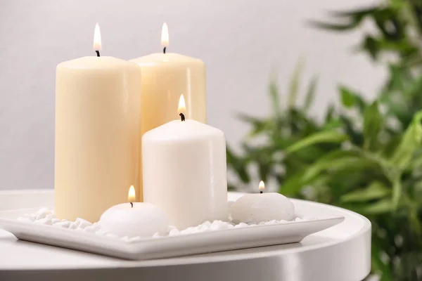 Placa branca com velas diferentes na mesa. Espaço para texto — Fotografia de Stock