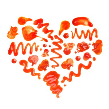 Kalp beyaz arka plan üzerinde lezzetli domates sosu yapılmış, üst görünümü