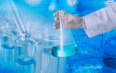 Bilim adamı elinde cam şişesi sıvı, yakın çekim. Deneysel kimya