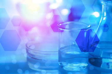 Masada farklı laboratuvar cam, çift pozlama. Çözelti kimyası