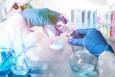 Laboratuvarda numunelerle çalışan bilim adamı, yakın çekim. Çözelti kimyası