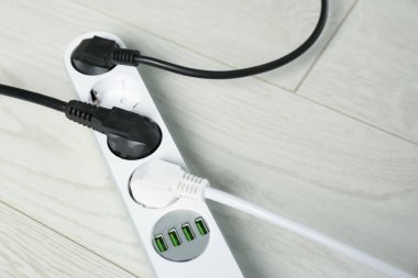 Zemin üzerinde uzatma kablosu, metin için alan. Elektrikçi profesyonel ekipmanları