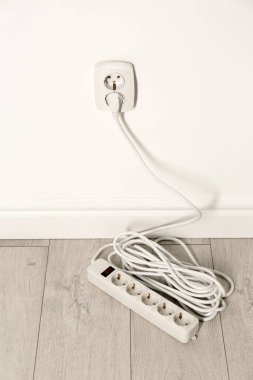 İç mekanlarda sokette güç fişi olan uzatma kablosu. Elektrikçi profesyonel ekipman