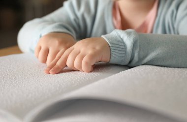 Braille yazılmış kör çocuk okuma kitabı, closeup