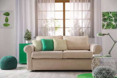 Modern oturma odası iç pencerede yakın rahat kanepe