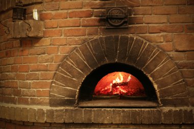 Yanan odun ve pizza kapalı tuğla fırın