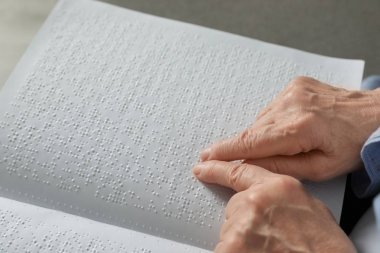 Braille, closeup yazılmış kitap okuma Kör üst düzey kişi