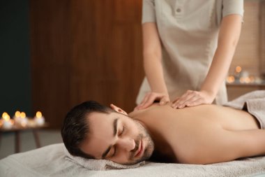 Spa salonunda masaj alan yakışıklı adam