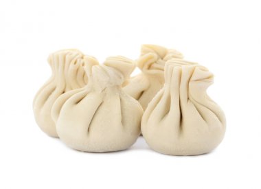 Beyaz arka planda lezzetli dolgu ile ham köfte yığını