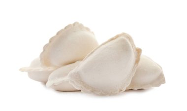 Beyaz arka planda çiğ köfte yığını