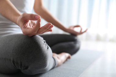 İçerde yoga yapan bir kadın, yakın plan. Metin için boşluk
