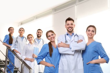 Klinikte bir grup tıp doktoru. Birlik kavramı