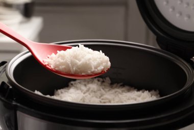 Lezzetli pilavlı kaşık ocağın üstünde, yakın plan.