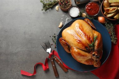 Gri arka plan üzerinde pişmiş hindi ile düz yatıyordu kompozisyon. Metin için alan