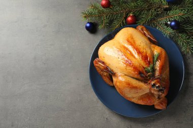 Gri arka plan üzerinde Noel dekorasyonu ile pişmiş hindi tabağı, düz yatıyordu. Metin için alan