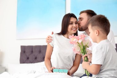 Baba ve oğul evde anne tebrik, metin için yer. Anneler Günün Kutlu Olsun