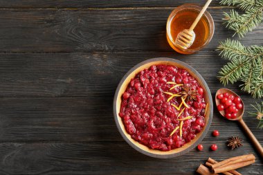 Ahşap arka plan üzerinde plaka kızılcık sosu ile Düz yatıyordu kompozisyon. Metin için alan