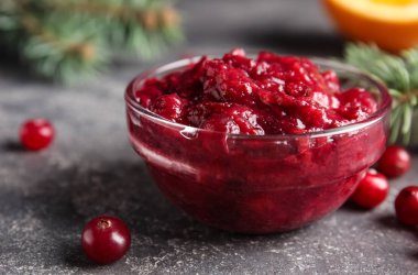 Masada lezzetli kızılcık soslu cam kase, closeup