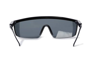 Beyaz arka planda koruyucu gözlükler. İnşaat aleti