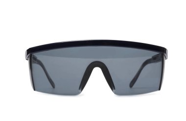 Beyaz arka planda koruyucu gözlükler. İnşaat aleti