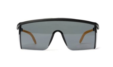 Beyaz arka planda koruyucu gözlükler. İnşaat aleti